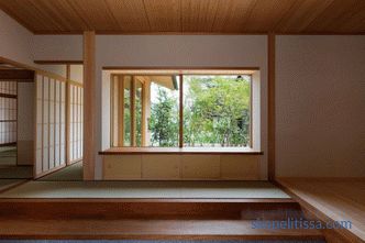 Hiiragi-ház - U-alakú ház, amelynek központjában udvar és családfa található