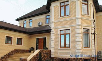 A homlokzat sarkainak dekoratív díszítése, a kő sarkai és a modern anyagok a ház sarkainak kialakításában