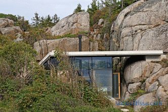 Ház átlátszó falakkal napos sziklás partján, Sandefjord, Norvégia