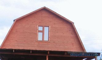 Tetőcserép, fából készült kapu, lakóház és tetőtető tető díszítése