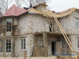 A ház külső bevonata habblokkokból, mint a külső ház felújítása, a homlokzat burkolattal történő befejezése