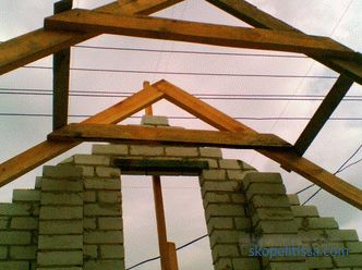 A ház tetőjének építése - az építési szakaszok és az elemek rögzítési módjai
