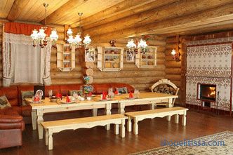 A fából készült ház modern stílusban berendezett lakberendezése: kommunikáció, fali dekoráció
