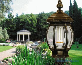 Országos lámpák és lámpaoszlopok, jellemzők és finomságok a kert pilléreinek kiválasztásában
