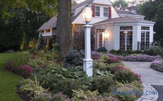 Országos lámpák és lámpaoszlopok, jellemzők és finomságok a kert pilléreinek kiválasztásában